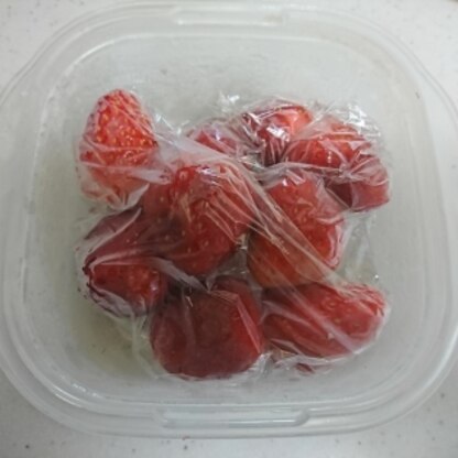 買った苺1パックが全然甘くなくて途中で食べるの止めてしまいました。残りを初めて冷凍しましたが、これ次回　買い足してジャム作りできそうですね